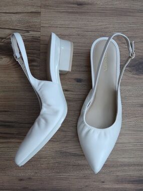 NWT Pashion The Slingback Buckle • Ivory Leather  • 1.5” Block Heel • Size 9